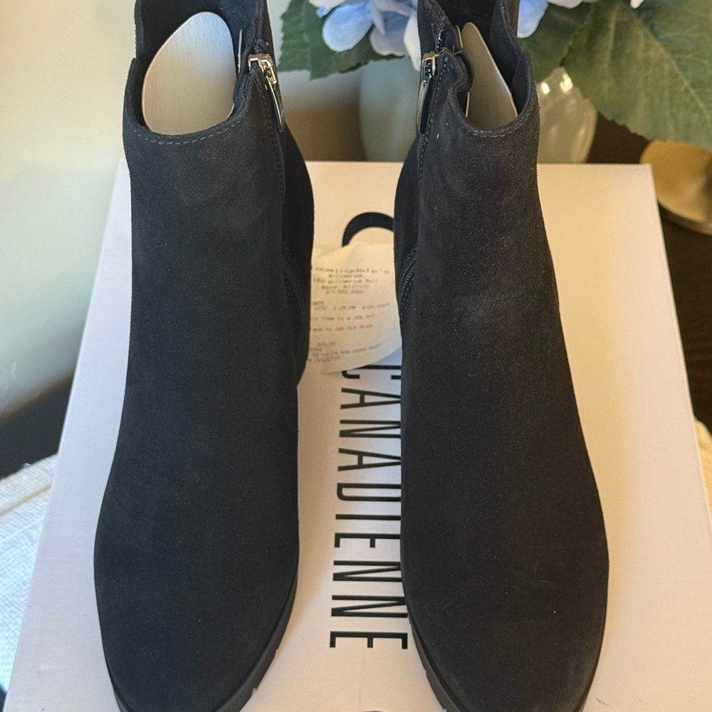 AUTHENTIC!! La CANADIENNE Go Suede Wedge Booties